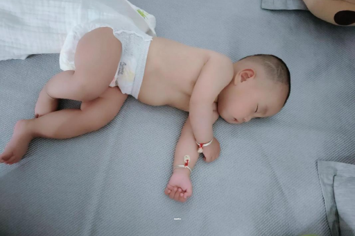 博尔塔拉蒙古宝宝胳膊上起红疙瘩